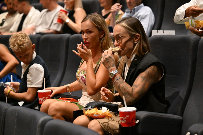 FOTO: Bára Mlejnková a Nela Slováková si po rozhovoru společně užily premiéru filmu Bojovník. – stránka 2