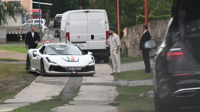 FOTO: Pozornost na sebe strhl příjezd luxusního Ferrari v barvách italské trikolory.