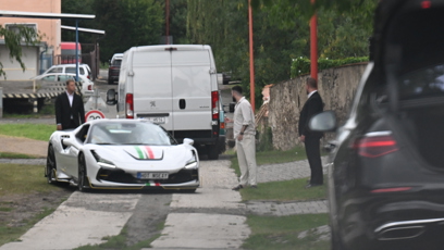 FOTO: Sportovní Ferrari patřilo k jednoznačně nejvýraznějším vozům, které se na svatbě objevily.