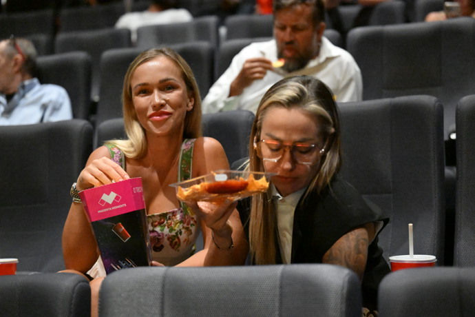 FOTO: Nela Slováková opustila sál dřív než film Bojovník skončil. – stránka 10
