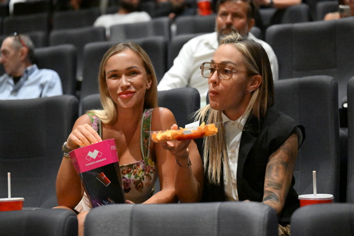 FOTO: Nela Slováková opustila sál dřív než film Bojovník skončil. – stránka 9