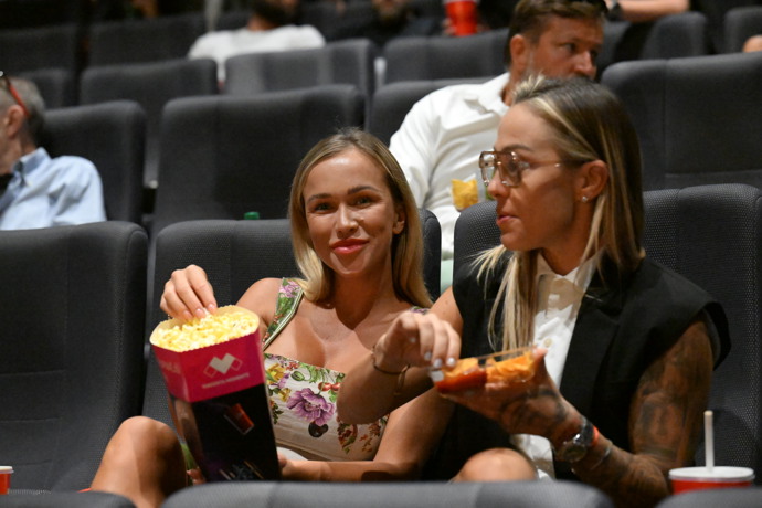 FOTO: Nela Slováková opustila sál dřív než film Bojovník skončil. – stránka 8