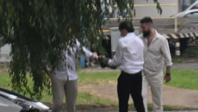 FOTO: Matěj Dejdar se před svatbou občerstvil pivem a společně s dalšími muži vítal příchozí hosty.