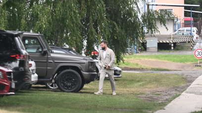 FOTO: Před začátkem svatby panoval na místě čilý ruch a přijížděli další hosté.