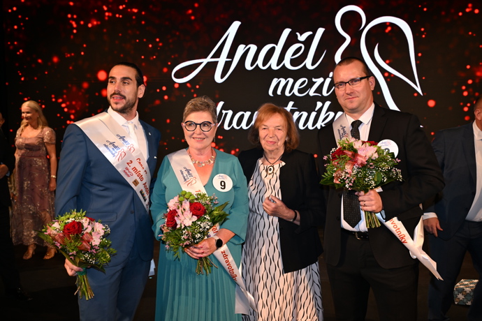 FOTO: Jarmila Korčáková s finalisty. – stránka 6