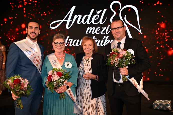 FOTO: Jarmila Korčáková s finalisty a Livií Klausovou. – stránka 5