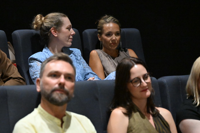 FOTO: Lucie Vondráčková během představení filmu Bojovník. – stránka 24
