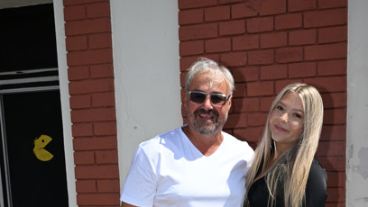 FOTO: Martin Zounar přijel na tiskovku Novy na skútru. Hned se šel přivítat se svou dcerou Claudií.