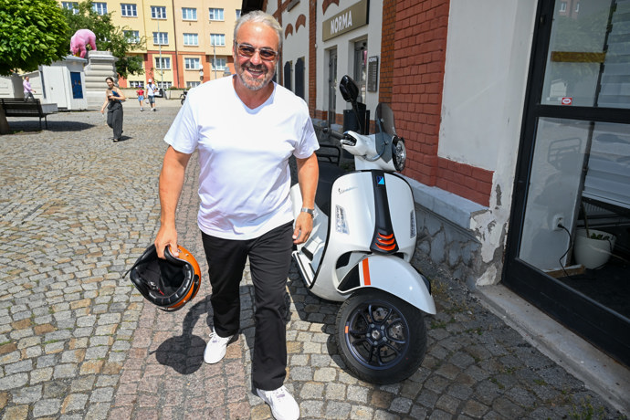 FOTO: Martin Zounar přijel na tiskovku Novy na skútru. Hned se šel přivítat se svou dcerou Claudií. – stránka 1