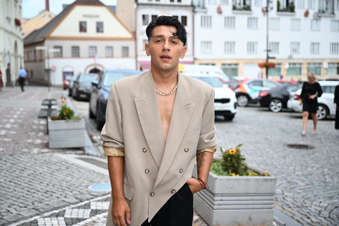 FOTO: Jan Bendig ukázal extravagantní outfit. – stránka 2
