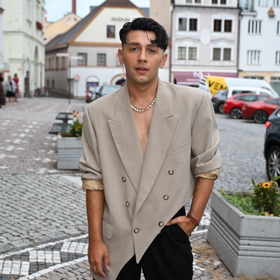 Jan Bendig v netradičním outfitu.