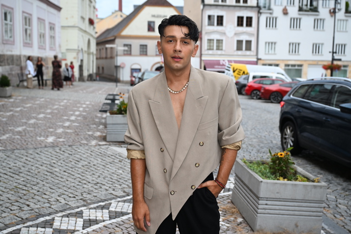 FOTO: Jan Bendig v netradičním outfitu.