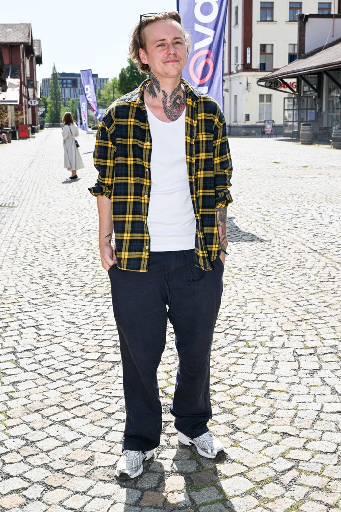 FOTO: Vojta Drahokoupil vsadil na uvolněný outfit s výraznou žlutočernou kostkovanou košilí. – stránka 1