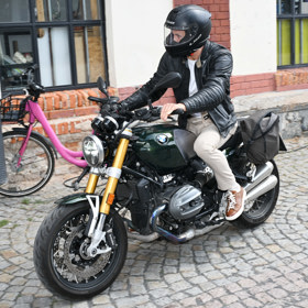 Jan Solfronk přijel na tiskovku Novy na motorce.