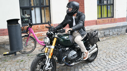 FOTO: Jan Solfronk přijel na tiskovku Novy na motorce.