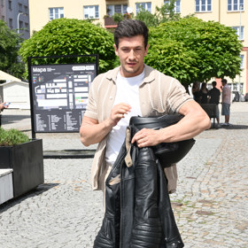 Bachelor Jan Solfronk přijel na tiskovku Novy na motorce.