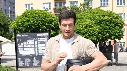 FOTO: Bachelor Jan Solfronk přijel na tiskovku Novy na motorce.