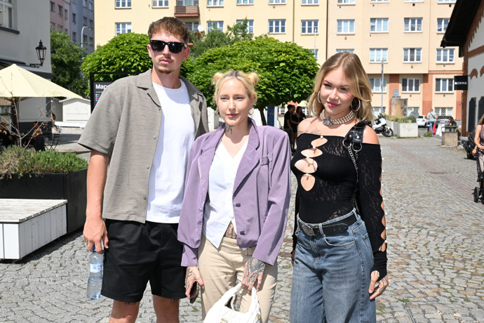 FOTO: Pavel Pešír, Simona Holubová a Lucie Kotenová dorazili na nováckou akci společně. – stránka 6