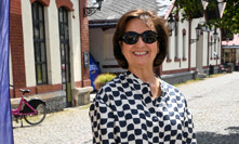 Veronika Freimanová si oblékla elegantní kostýmek.