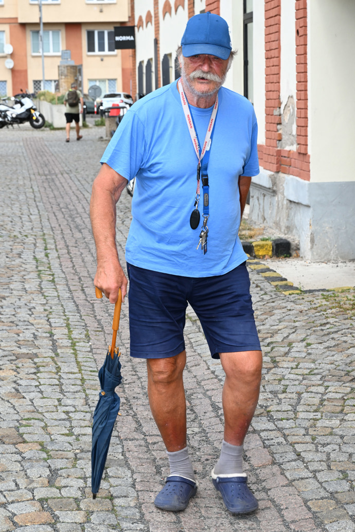 FOTO: Pavel Nový dorazil s deštníkem jako oporou.