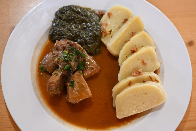 FOTO: Moravský vrabec s knedlíkem a špenátem. – stránka 63