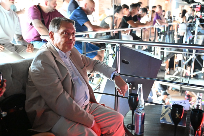 FOTO: Paroubek následně zmizel. – stránka 14