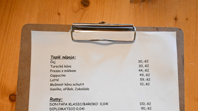 FOTO: Náhled na nápojové menu Hostince U Zlatého buřtu.