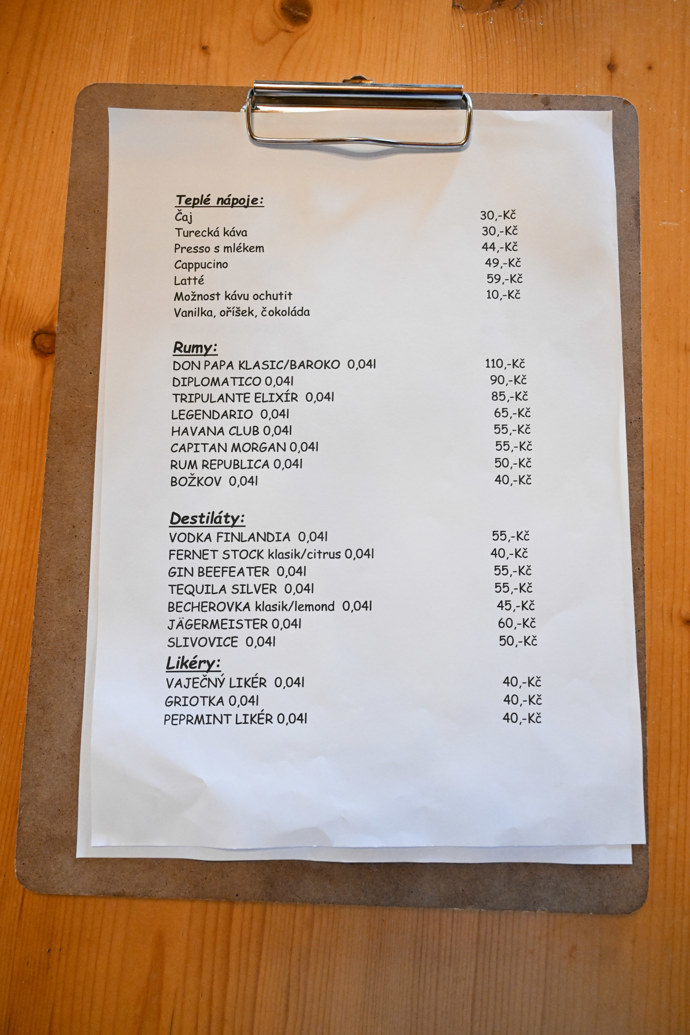 FOTO: Náhled na nápojové menu Hostince U Zlatého buřtu. – stránka 63