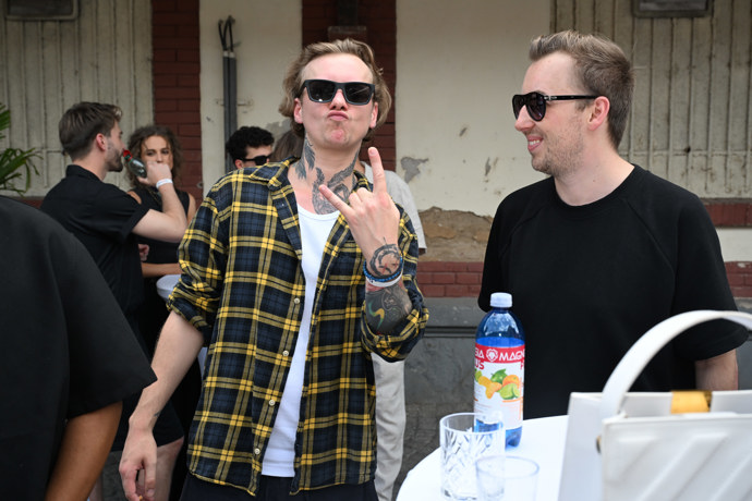 FOTO: Vojta Drahokoupil se během akce dobře bavil a fotografům předvedl i své rockerské gesto.