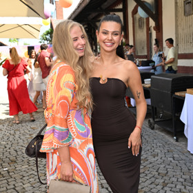 Dámy Tereza Wiederová a Natalia Al-Imam se vesel usmívaly bok po boku.