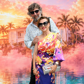 Pestrobarevné šaty měla Dana pět let ve svém šatníku, než je oblékla na společenskou akci.