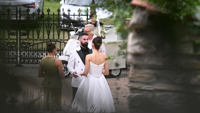 FOTO: Matěj Dejdar se klaní své královně Veronice Biasiol.