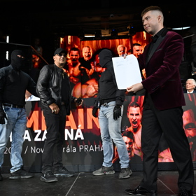 Vojtěch Pokoš podepsal smlouvu na zápas s Kájínkem.