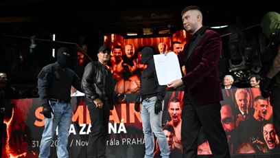 FOTO: Vojtěch Pokoš podepsal smlouvu na zápas s Kájínkem.