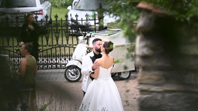 FOTO: Manželé si dávali pusinku.