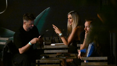 FOTO: Denise Ayverdi byla se svým kamarádem během after party na telefonu.