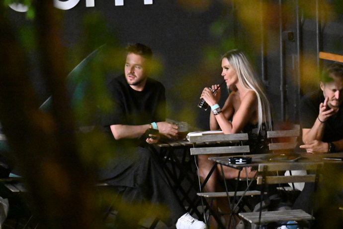 FOTO: Denise Ayverdi alias Bobina si dala něco dobrého k pití. – stránka 4