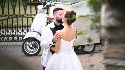 FOTO: Novomanželé si dávali pusinku.