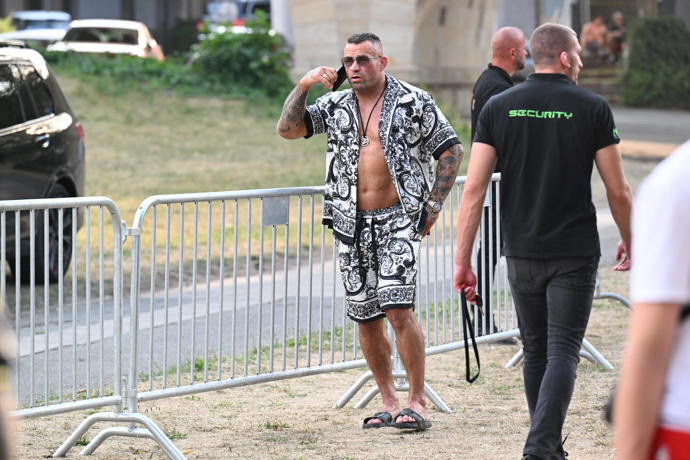 FOTO: Než se vydal do centra dění, strávil spoustu času vyřizováním důležitých telefonátů. – stránka 14