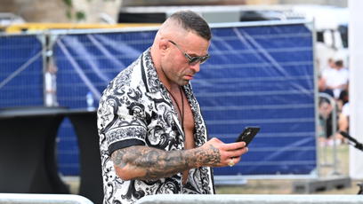 FOTO: Karlos byl na telefonu prakticky neustále a od displeje téměř neodtrhl oči.