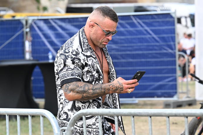 FOTO: Karlos byl na telefonu prakticky neustále a od displeje téměř neodtrhl oči. – stránka 12