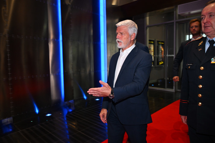 FOTO: Prezident Petr Pavel během příchodu na premiéru filmu Osamělý vlk. – stránka 64