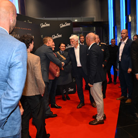 Prezident Petr Pavel se pozdravil s herci i tvůrci filmu.