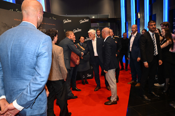 FOTO: Prezident Petr Pavel se pozdravil s herci i tvůrci filmu. – stránka 63