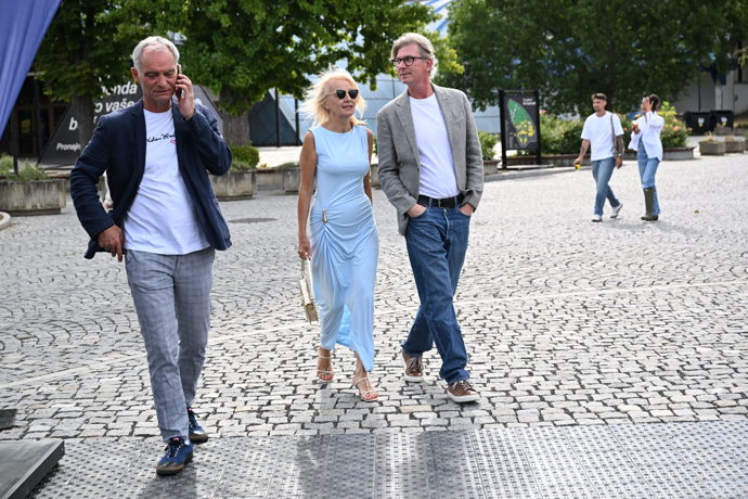 FOTO: Veronika Žilková po boku režiséra Jiřího Stracha a Ivana Trojana. – stránka 3
