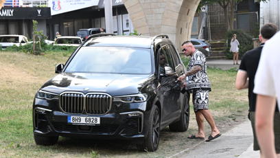 FOTO: Karlos Vémola dorazil na Štvanici v luxusním SUV BMW X7, kterým nahradil svůj ikonický Mercedes G.