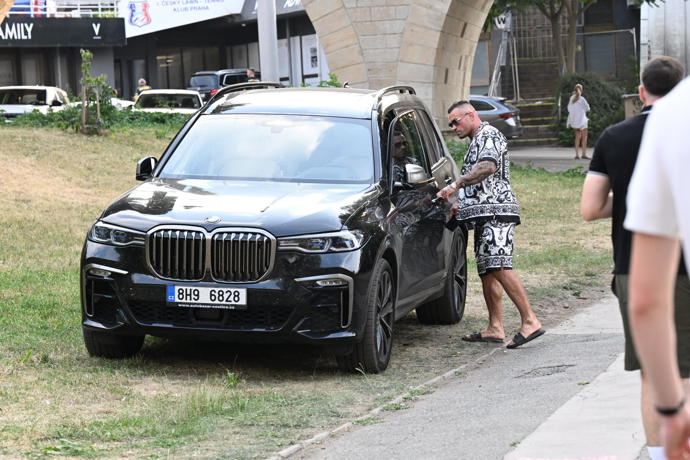 FOTO: Karlos Vémola dorazil na Štvanici v luxusním SUV BMW X7, kterým nahradil svůj ikonický Mercedes G. – stránka 134