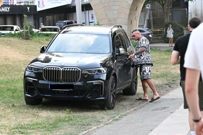 FOTO: Karlos Vémola dorazil na Štvanici v luxusním SUV BMW X7, kterým nahradil svůj ikonický Mercedes G. – stránka 6