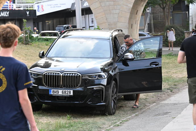 FOTO: Z bavoráku vystoupil v nepřehlédnutelném letním outfitu s rozepnutou košilí a v pohodlných pantoflích. – stránka 133