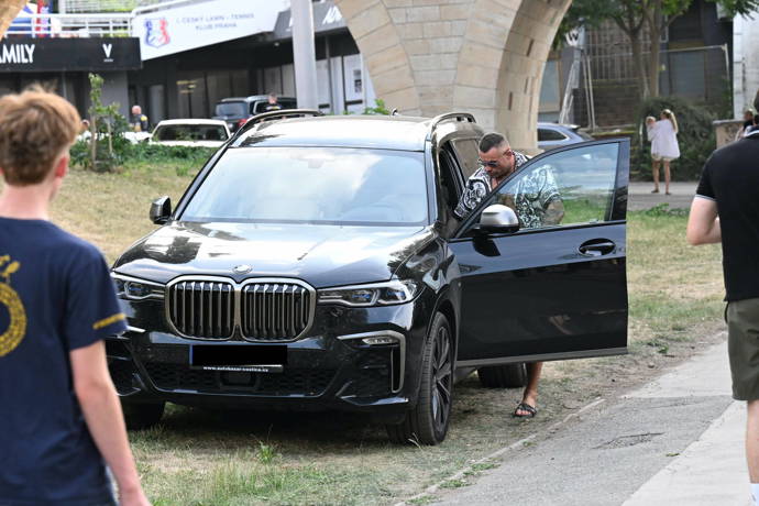 FOTO: Z bavoráku vystoupil v nepřehlédnutelném letním outfitu s rozepnutou košilí a v pohodlných pantoflích. – stránka 5